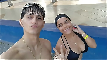 COUPLE OF STEPBROTHERS RECORD THEMSELVES FUCKING BUT BEFORE THAT THEY ARE GOING TO TAKE SOME PHOTOS IN THE POOL - HOMEMADE PORN IN SPANISH